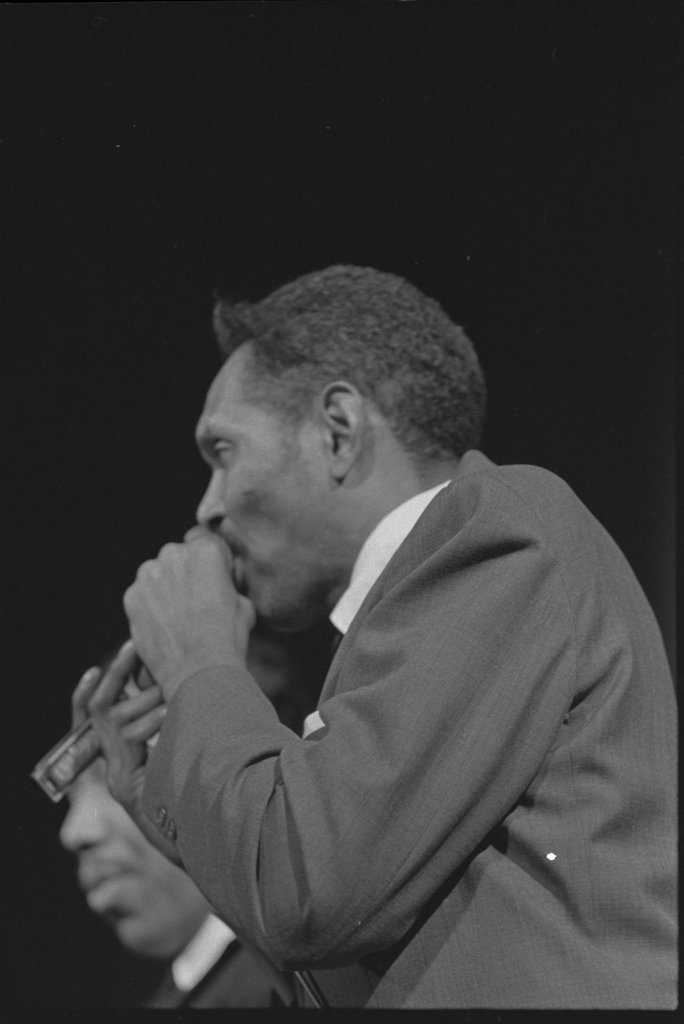 Bukka White and others performing at the 8th Annual University of Chicago Folk Festival - Flerlage, Raeburn, 1915-2002