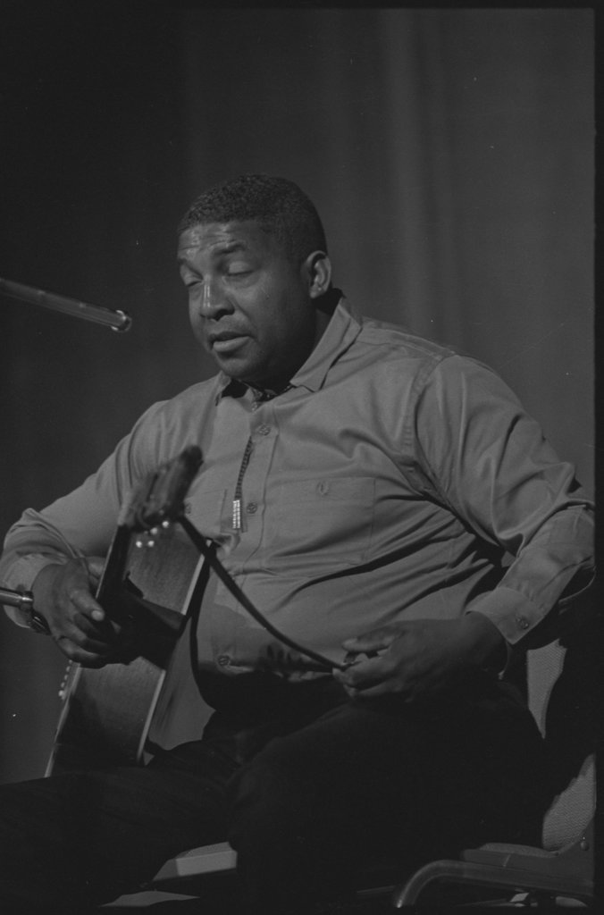 Bukka White and others performing at the 8th Annual University of Chicago Folk Festival - Flerlage, Raeburn, 1915-2002