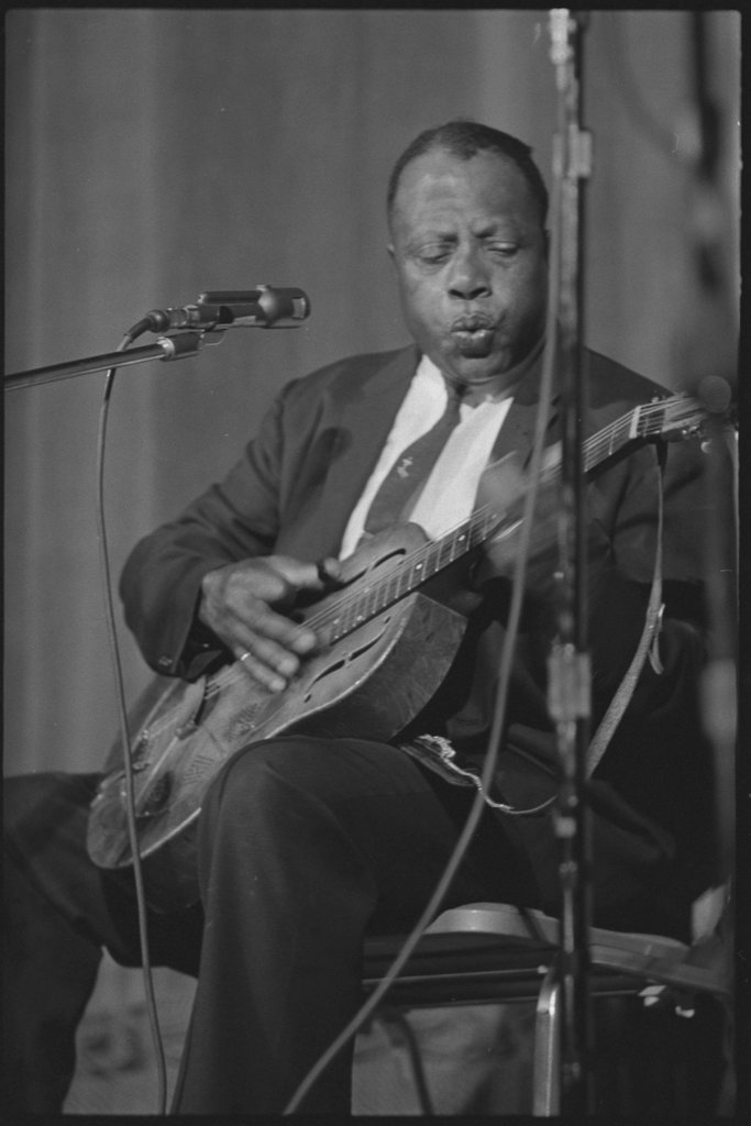 Bukka White and others performing at the 8th Annual University of Chicago Folk Festival - Flerlage, Raeburn, 1915-2002