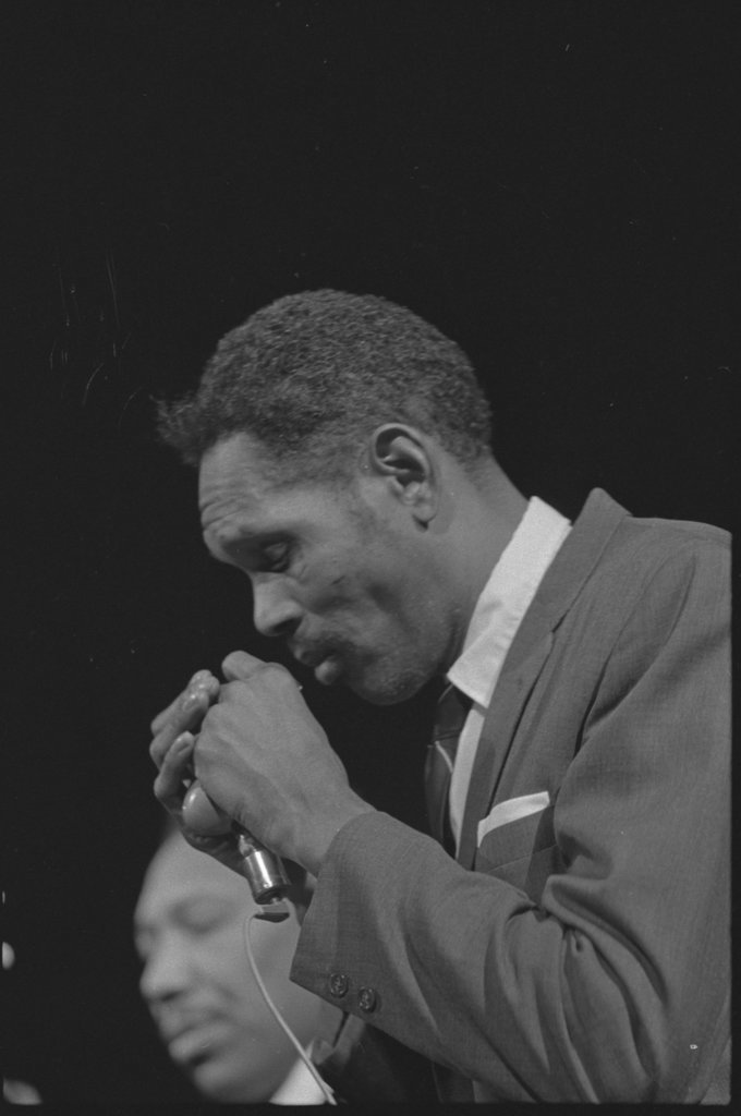 Bukka White and others performing at the 8th Annual University of Chicago Folk Festival - Flerlage, Raeburn, 1915-2002