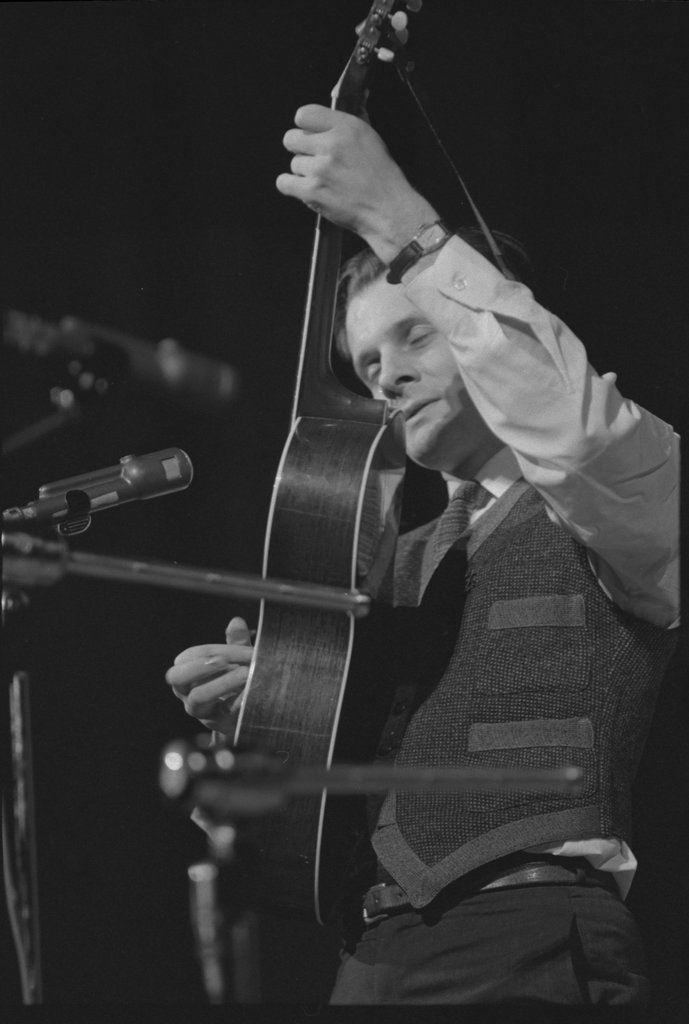 Performers at the 8th Annual University of Chicago Folk Festival - Flerlage, Raeburn, 1915-2002