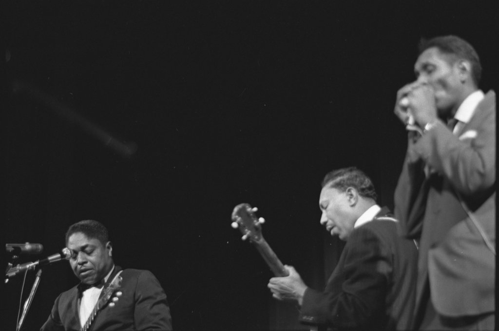 Performers at the 8th Annual University of Chicago Folk Festival - Flerlage, Raeburn, 1915-2002