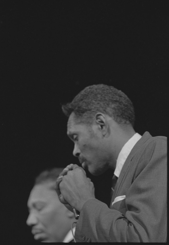 Bukka White and others performing at the 8th Annual University of Chicago Folk Festival - Flerlage, Raeburn, 1915-2002