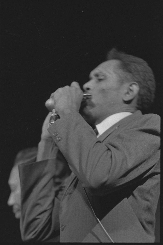 Bukka White and others performing at the 8th Annual University of Chicago Folk Festival - Flerlage, Raeburn, 1915-2002