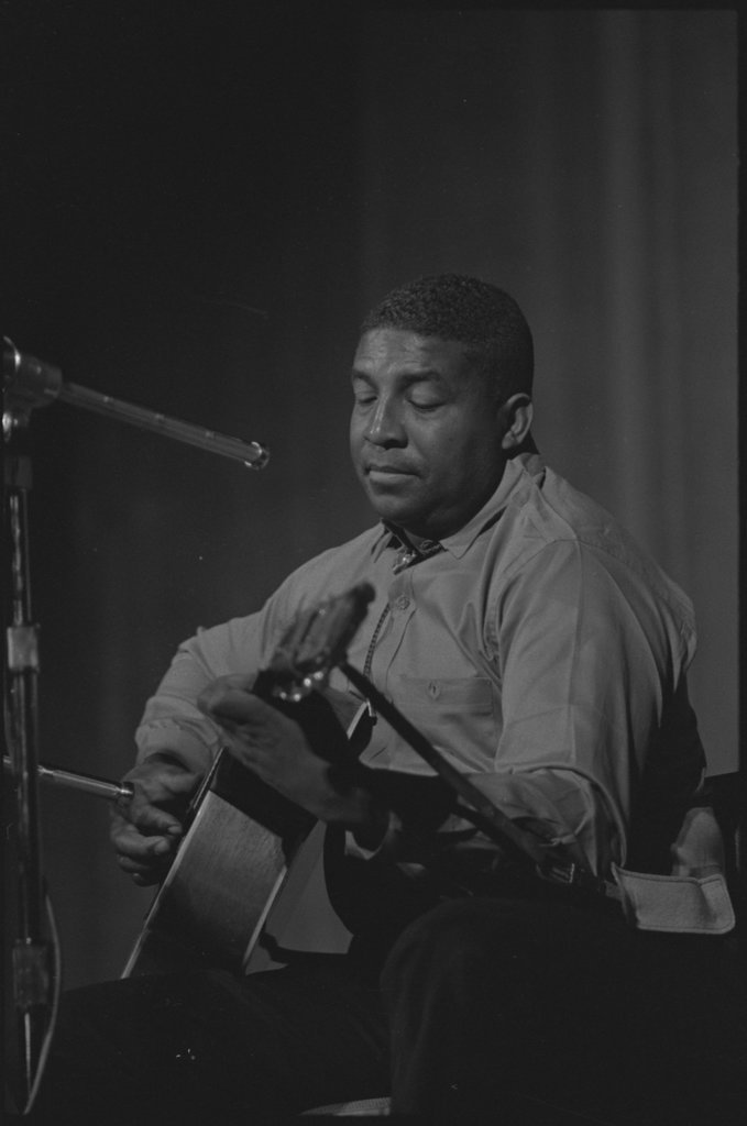 Bukka White and others performing at the 8th Annual University of Chicago Folk Festival - Flerlage, Raeburn, 1915-2002