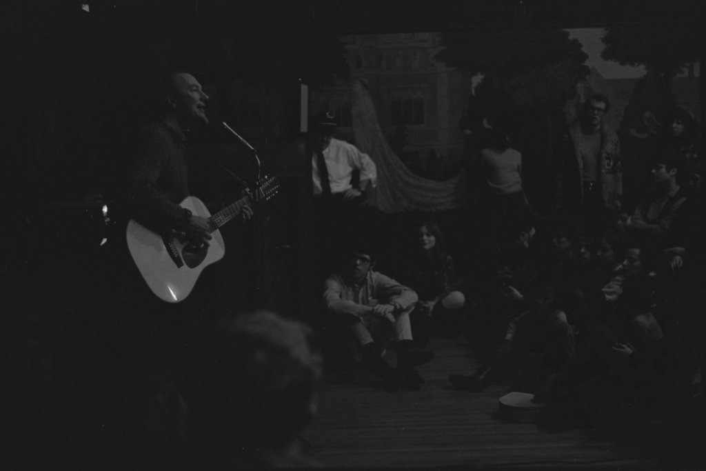 Pete Seeger workshop at the University of Chicago - Flerlage, Raeburn, 1915-2002