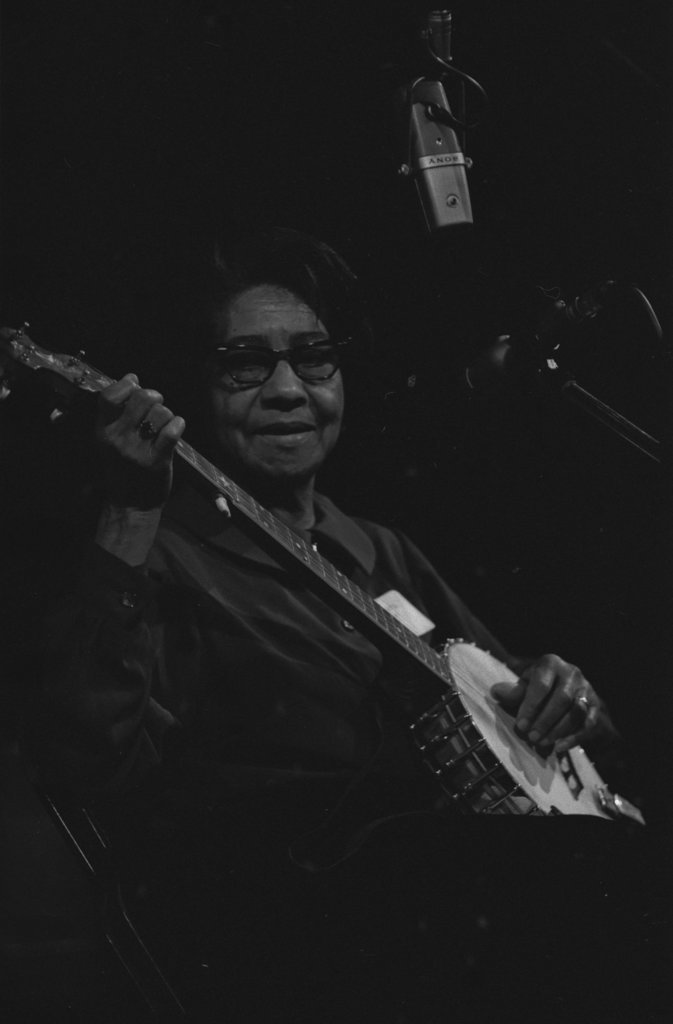 Elizabeth Cotton and others performing at the 9th Annual University of Chicago Folk Festival - Flerlage, Raeburn, 1915-2002