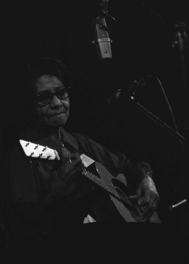 Elizabeth Cotton and others performing at the 9th Annual University of Chicago Folk Festival - Flerlage, Raeburn, 1915-2002