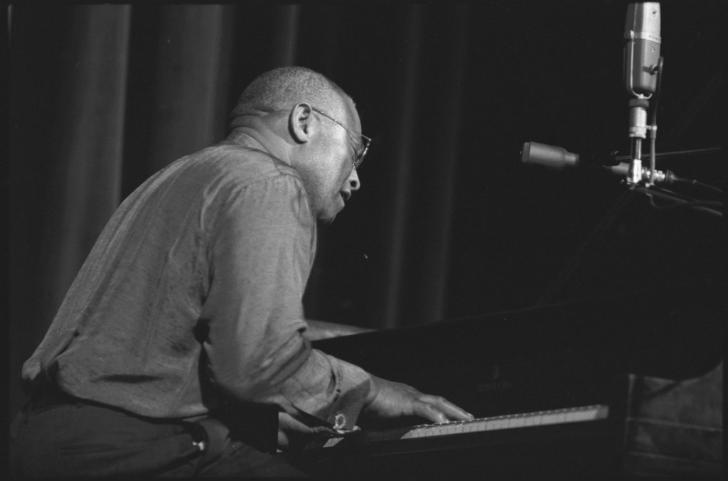 Robert Shaw, Mike Seeger, John Colten, and others during a stage performance at the University of Chicago Folk Festival - Flerlage, Raeburn, 1915-2002