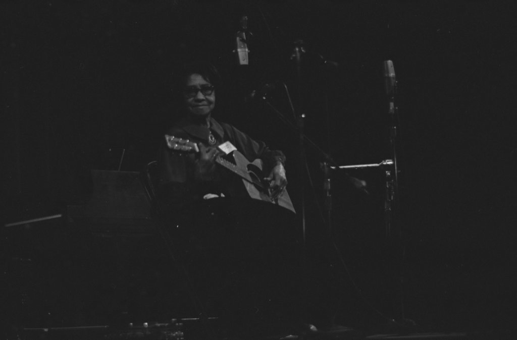 Elizabeth Cotton and others performing at the 9th Annual University of Chicago Folk Festival - Flerlage, Raeburn, 1915-2002