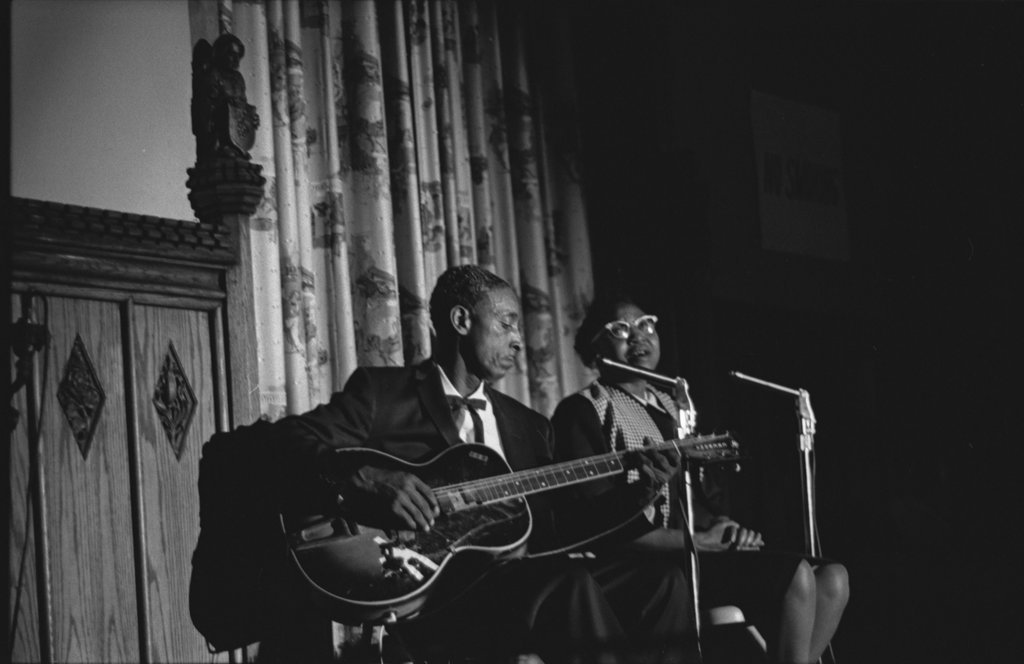 Mississippi Fred McDowell, Annie McDowell, Erwin Hefler, and Jimmy Walker - Flerlage, Raeburn, 1915-2002