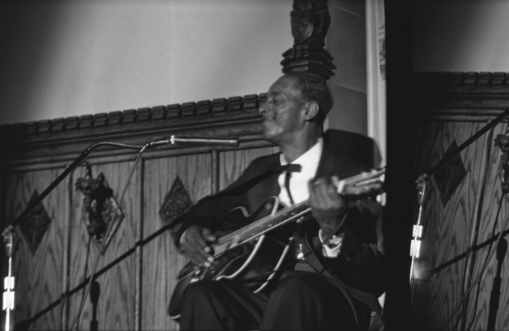 Mississippi Fred McDowell, Photographed for Testament - Flerlage, Raeburn, 1915-2002