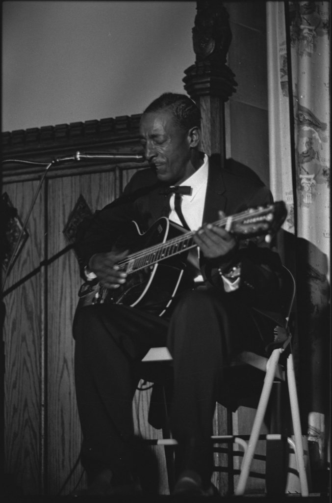 Mississippi Fred McDowell, Photographed for Testament - Flerlage, Raeburn, 1915-2002