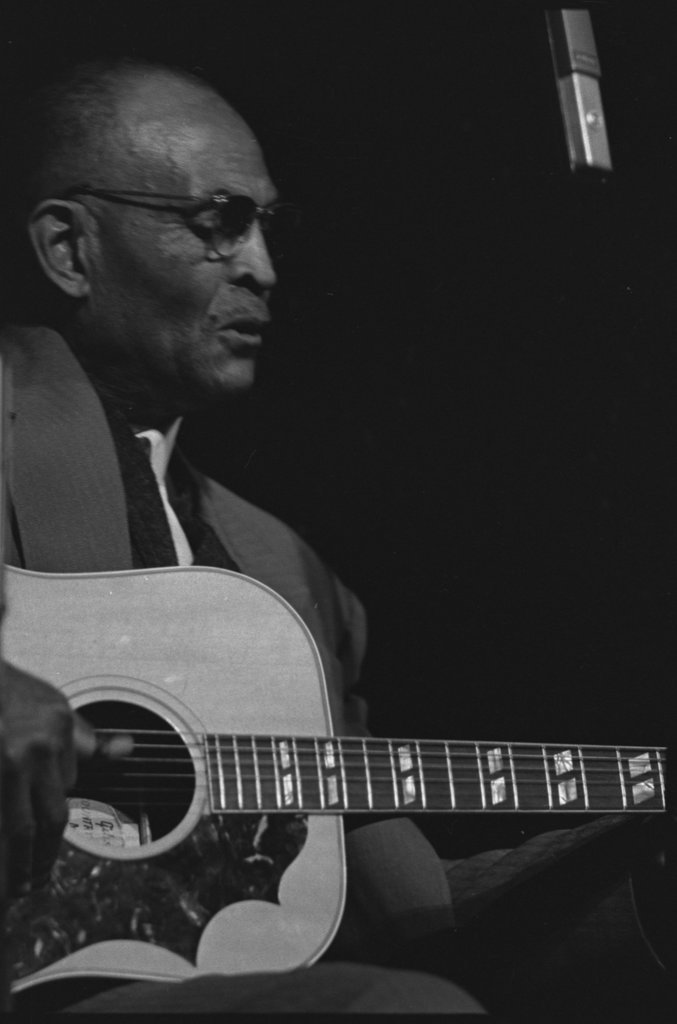 Reverend Robert Wilkins, the Phipps Family performing at the 5th Annual University of Chicago Folk Festival - Flerlage, Raeburn, 1915-2002