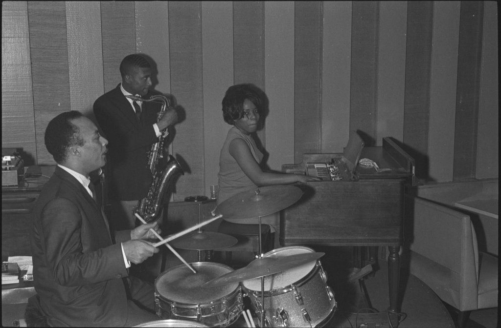 The Jerold Donovan Trio performing at the Robin's Nest with Claudine 