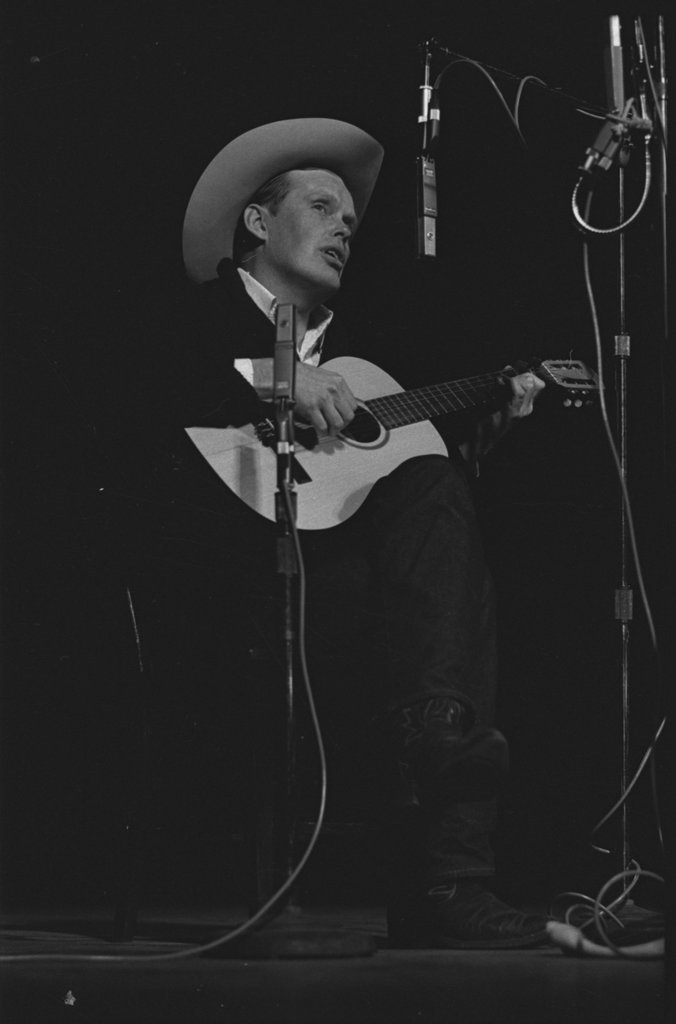 Stringbean, Glen Ohrlin, and the Dr. Ross performing at the 5th Annual University of Chicago Folk Festival - Flerlage, Raeburn, 1915-2002