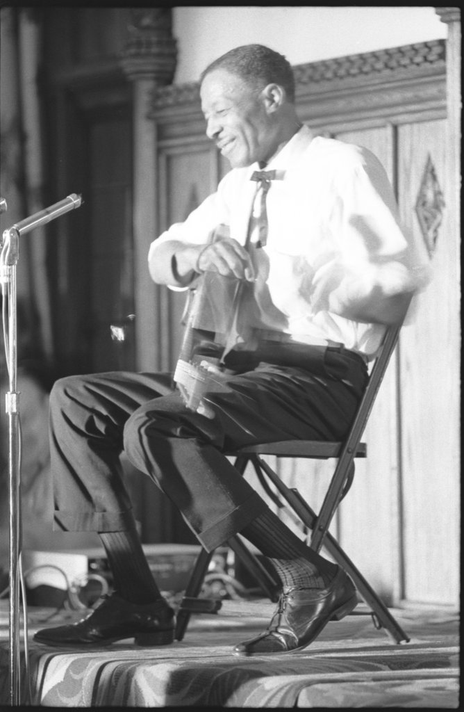Son House performing at the University of Chicago - Flerlage, Raeburn, 1915-2002