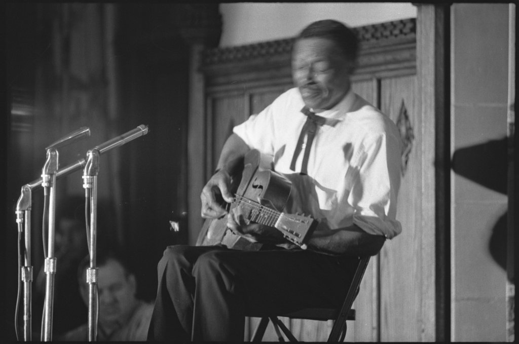 Son House performing at the University of Chicago - Flerlage, Raeburn, 1915-2002