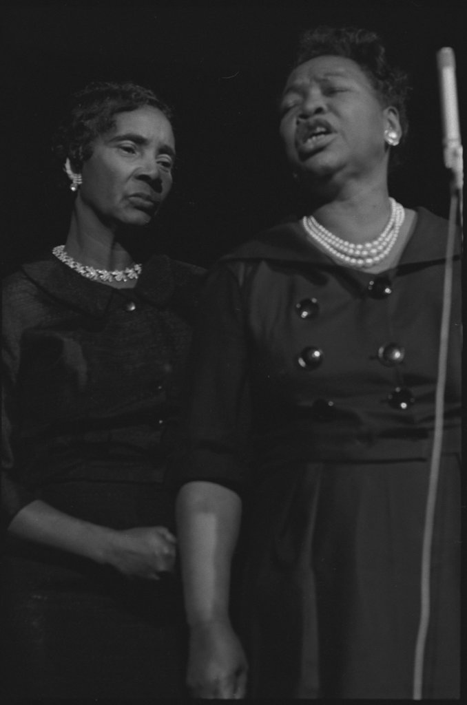 Jim and Jess McReynolds performing at the 6th Annual University of Chicago Folk Festival - Flerlage, Raeburn, 1915-2002