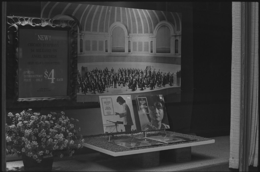 Window displays of records at Capitol Records - Flerlage, Raeburn, 1915-2002