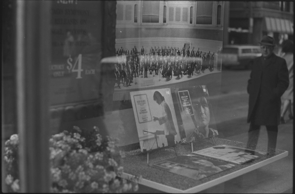 Window displays of records at Capitol Records - Flerlage, Raeburn, 1915-2002