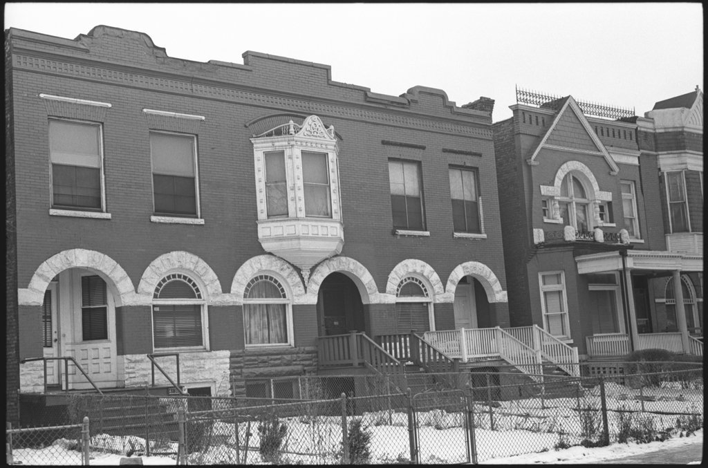 Houses on Chicago's south side - Flerlage, Raeburn, 1915-2002
