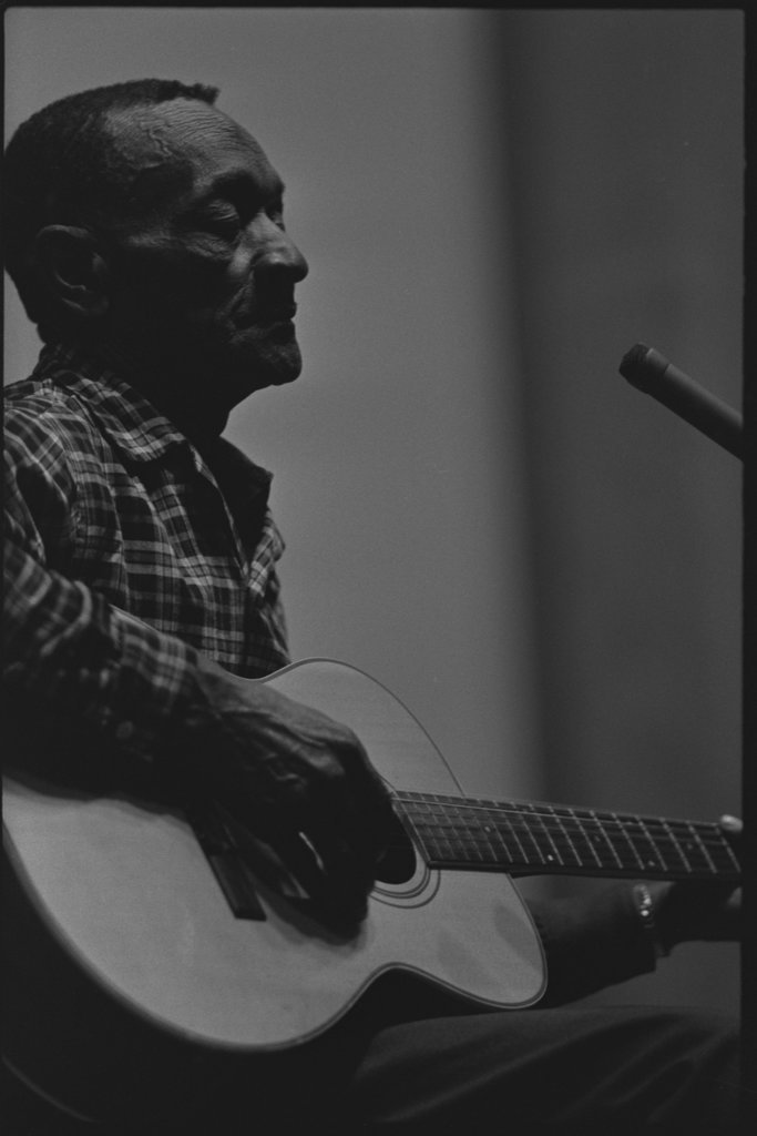 Mance Lipscomb and Buell Kazee performing at the University of Chicago - Flerlage, Raeburn, 1915-2002
