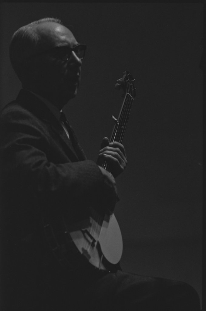 Mance Lipscomb and Buell Kazee performing at the University of Chicago - Flerlage, Raeburn, 1915-2002