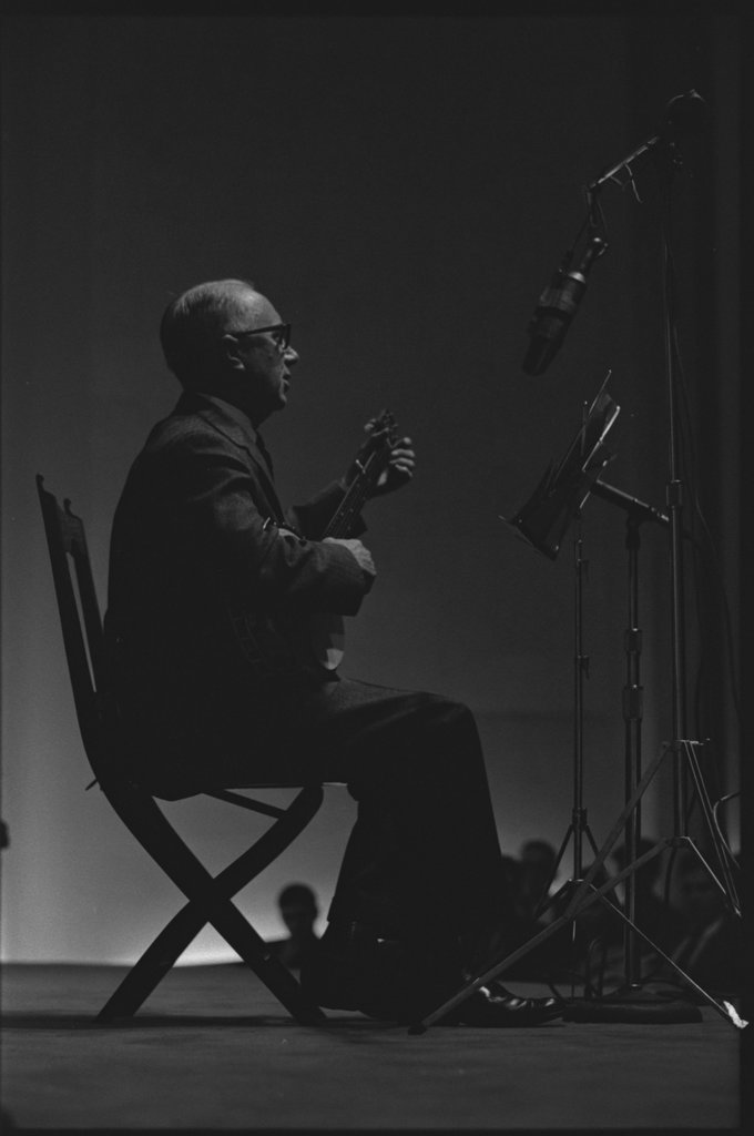 Mance Lipscomb and Buell Kazee performing at the University of Chicago - Flerlage, Raeburn, 1915-2002