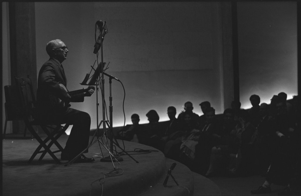Mance Lipscomb and Buell Kazee performing at the University of Chicago - Flerlage, Raeburn, 1915-2002