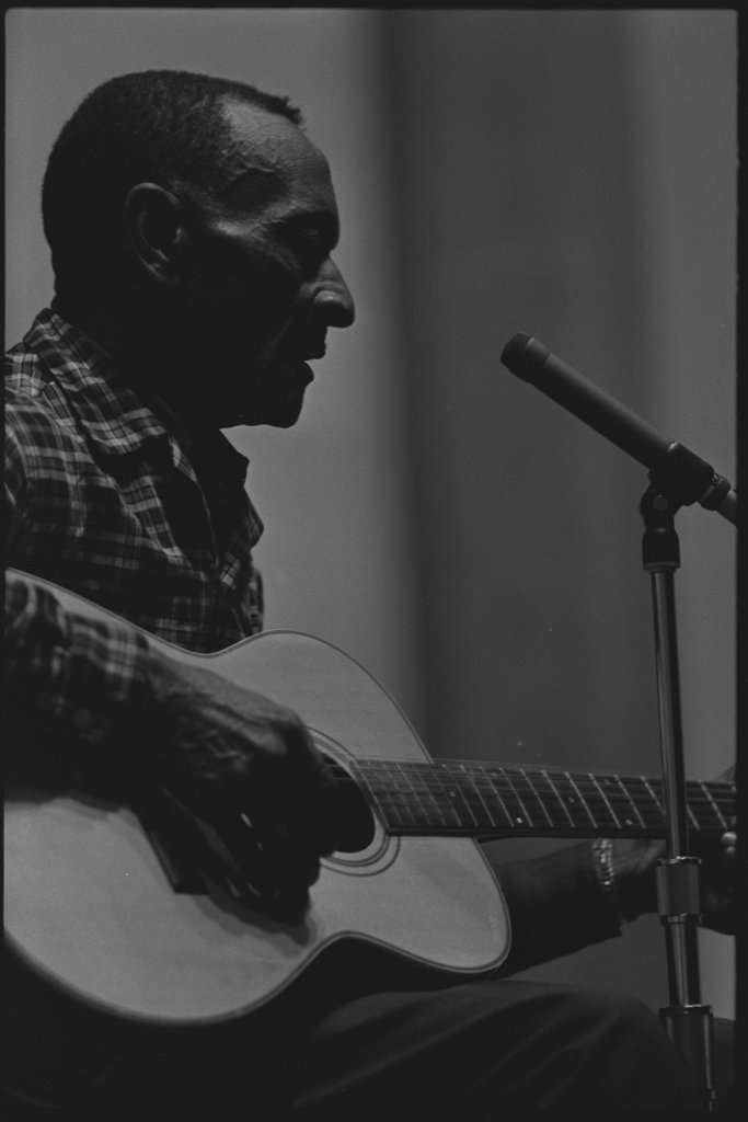 Mance Lipscomb and Buell Kazee performing at the University of Chicago - Flerlage, Raeburn, 1915-2002