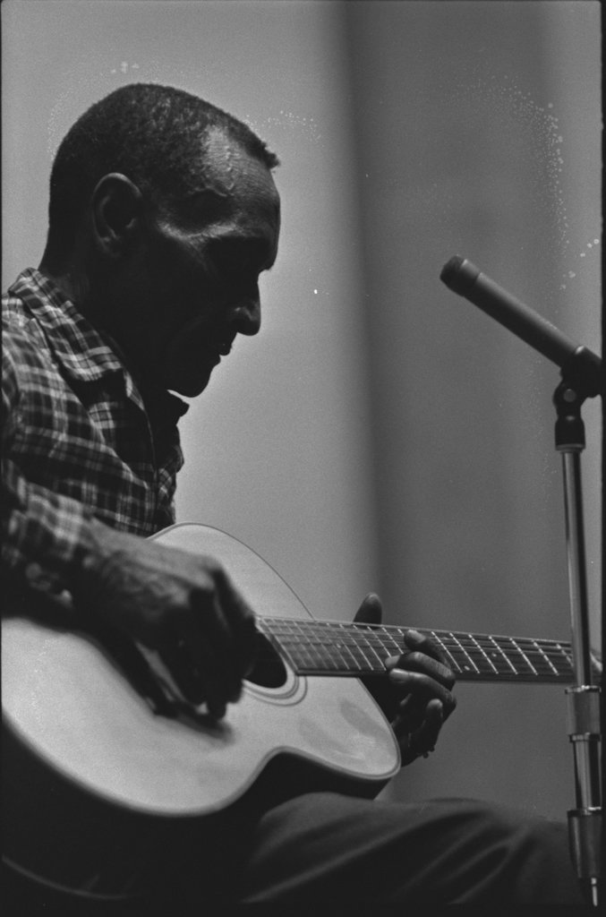 Mance Lipscomb and Buell Kazee performing at the University of Chicago - Flerlage, Raeburn, 1915-2002