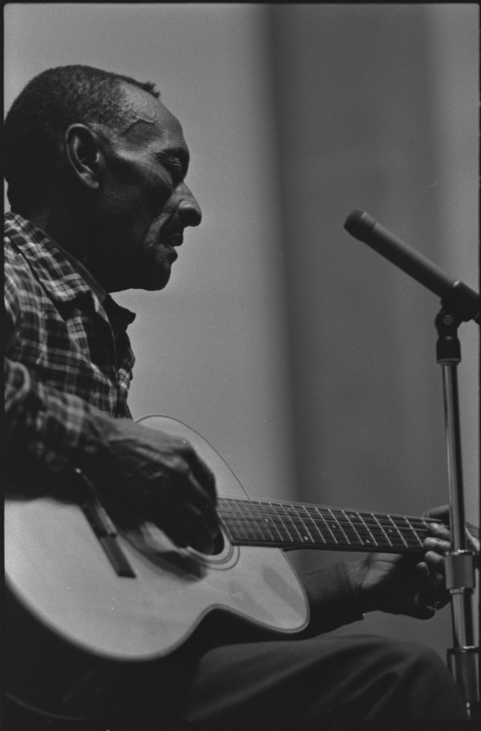 Mance Lipscomb and Buell Kazee performing at the University of Chicago - Flerlage, Raeburn, 1915-2002