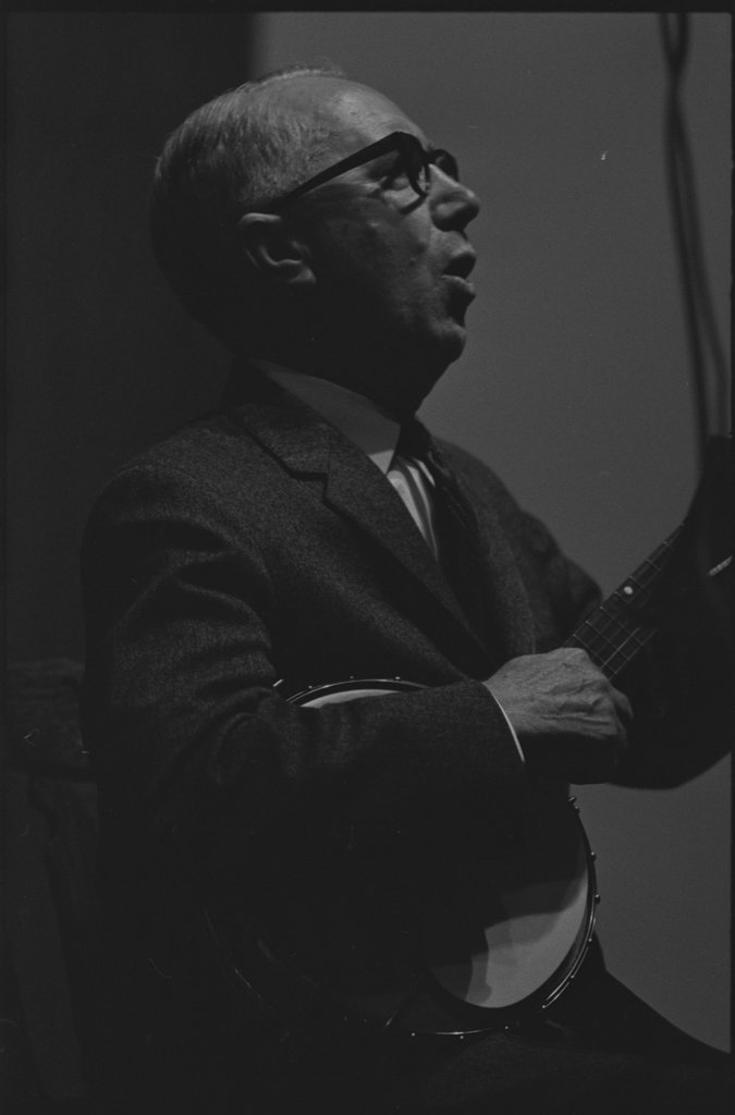 Mance Lipscomb and Buell Kazee performing at the University of Chicago - Flerlage, Raeburn, 1915-2002