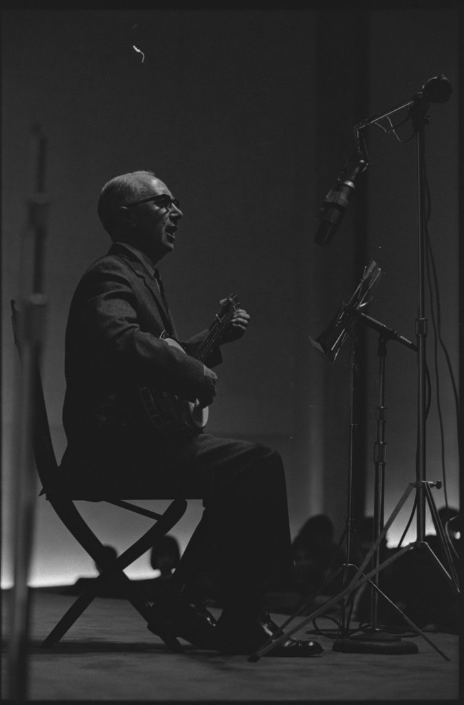 Mance Lipscomb and Buell Kazee performing at the University of Chicago - Flerlage, Raeburn, 1915-2002