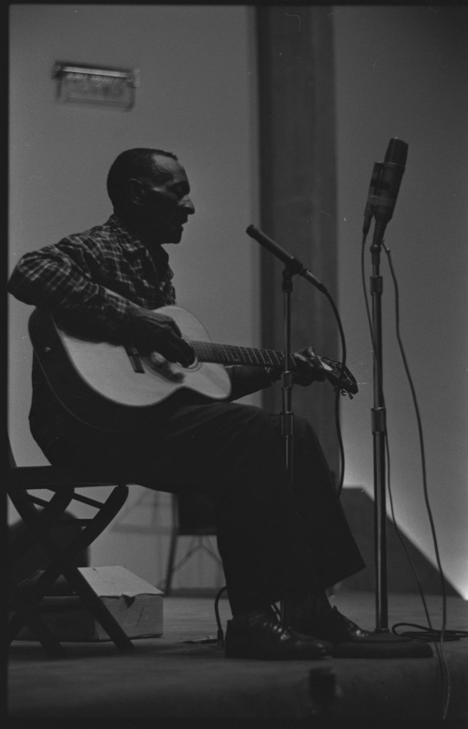 Mance Lipscomb and Buell Kazee performing at the University of Chicago - Flerlage, Raeburn, 1915-2002