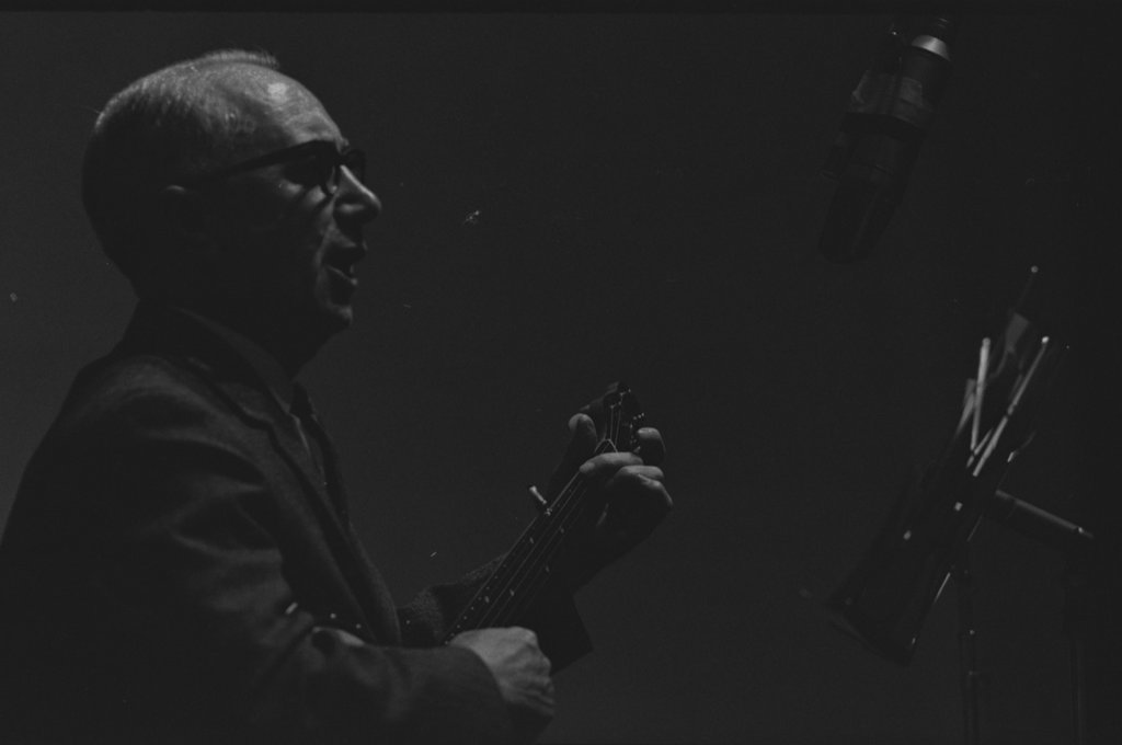 Mance Lipscomb and Buell Kazee performing at the University of Chicago - Flerlage, Raeburn, 1915-2002