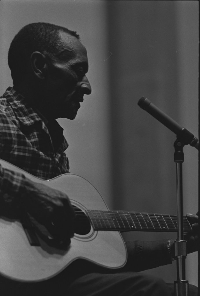 Mance Lipscomb and Buell Kazee performing at the University of Chicago - Flerlage, Raeburn, 1915-2002