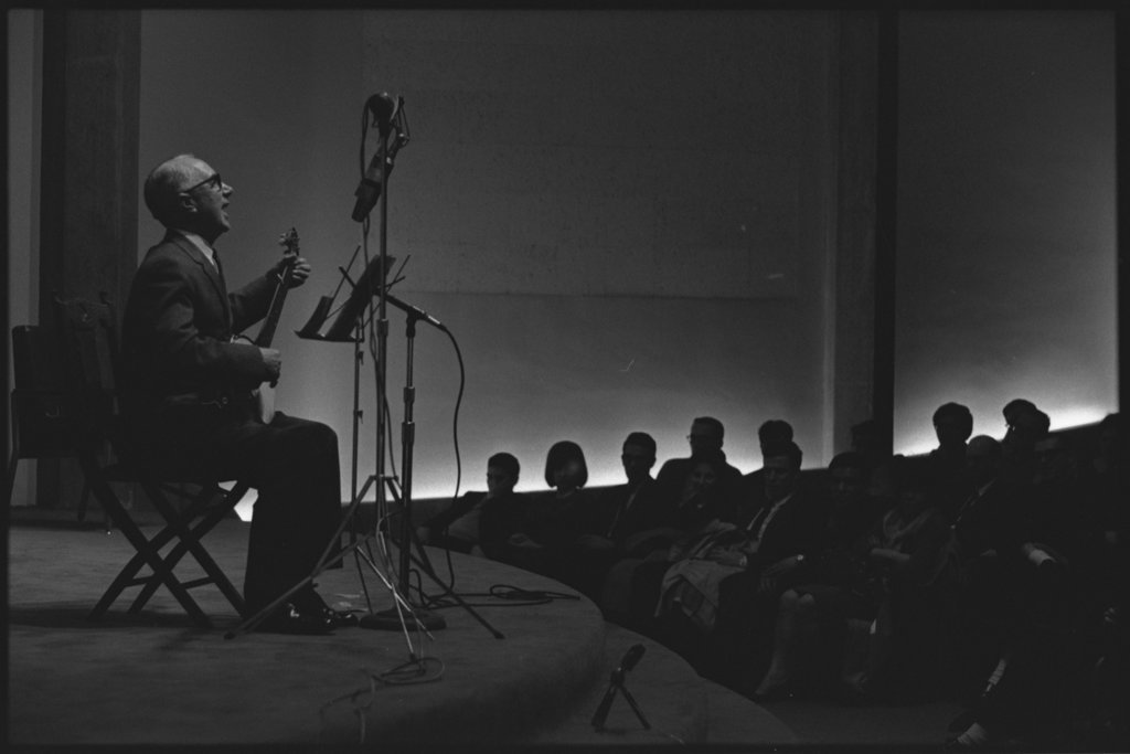 Mance Lipscomb and Buell Kazee performing at the University of Chicago - Flerlage, Raeburn, 1915-2002