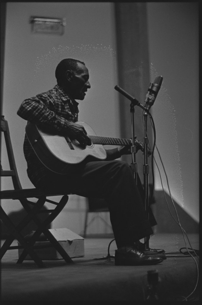 Mance Lipscomb and Buell Kazee performing at the University of Chicago - Flerlage, Raeburn, 1915-2002