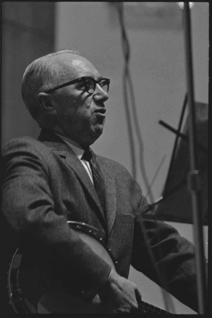 Mance Lipscomb and Buell Kazee performing at the University of Chicago - Flerlage, Raeburn, 1915-2002