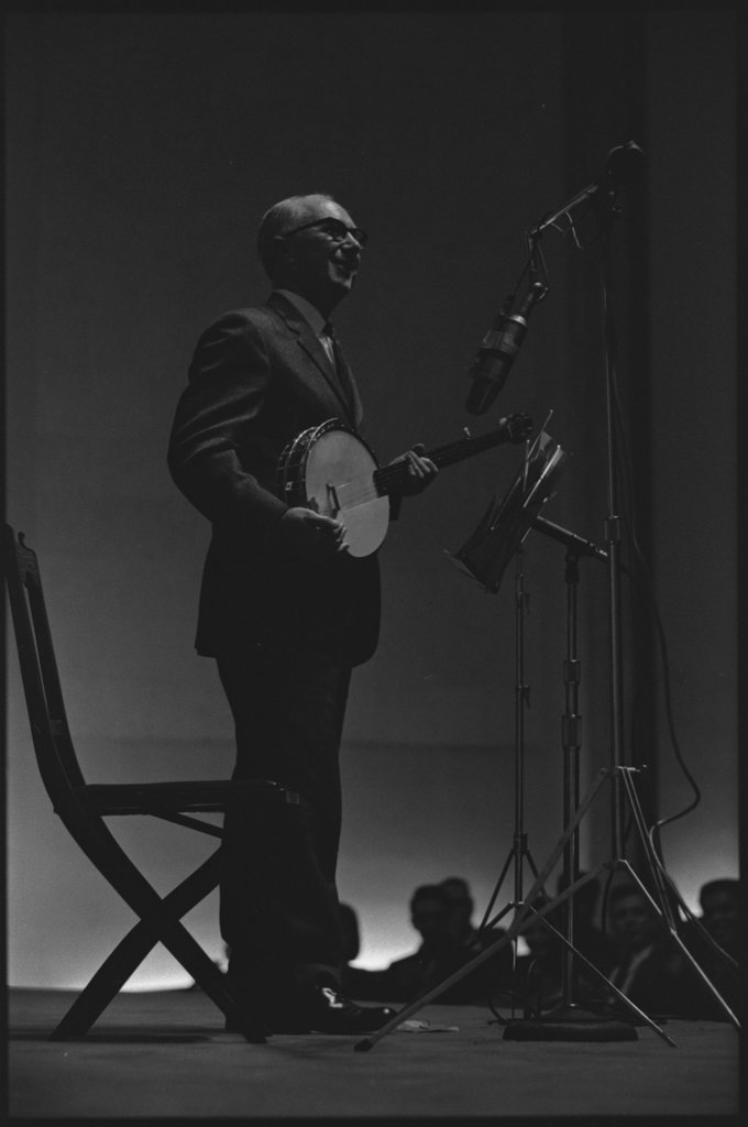 Mance Lipscomb and Buell Kazee performing at the University of Chicago - Flerlage, Raeburn, 1915-2002