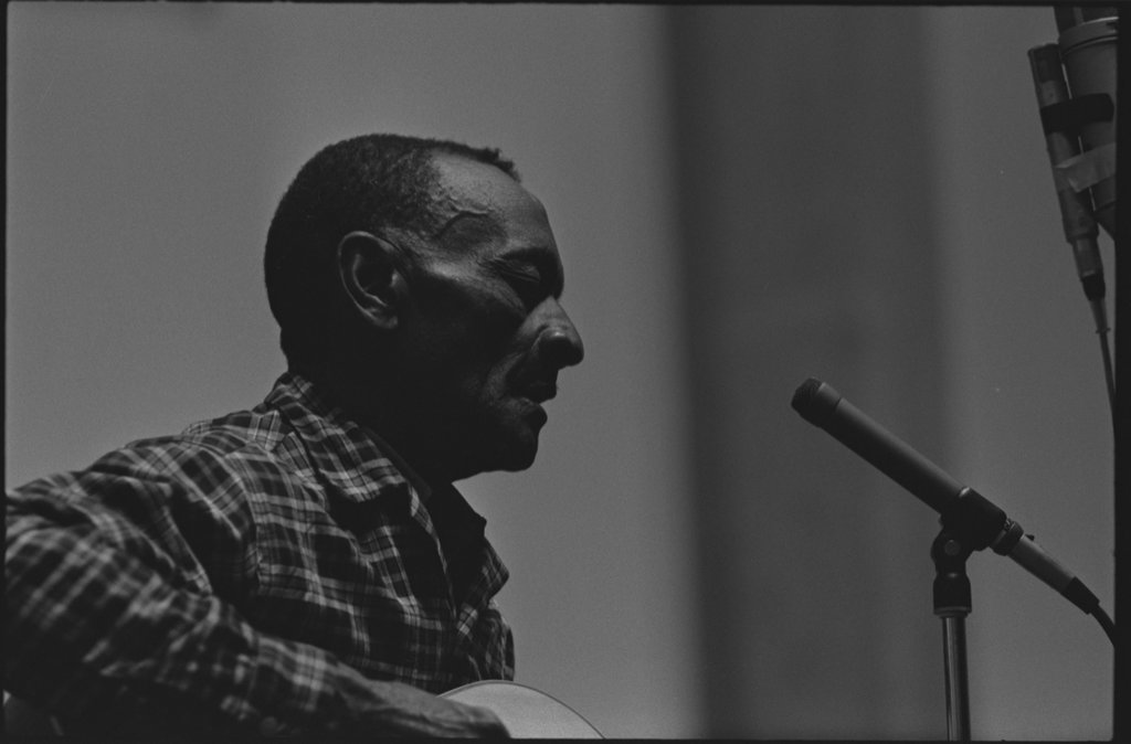 Mance Lipscomb and Buell Kazee performing at the University of Chicago - Flerlage, Raeburn, 1915-2002