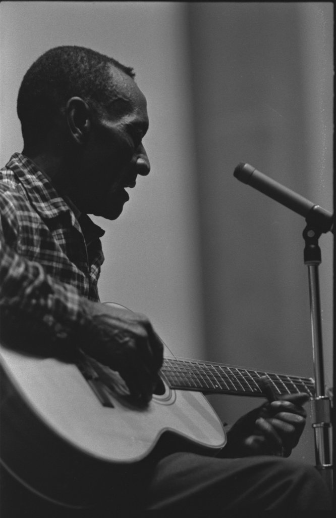 Mance Lipscomb and Buell Kazee performing at the University of Chicago - Flerlage, Raeburn, 1915-2002