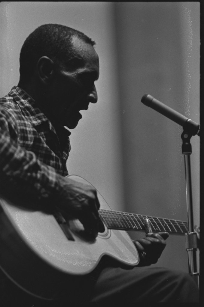 Mance Lipscomb and Buell Kazee performing at the University of Chicago - Flerlage, Raeburn, 1915-2002