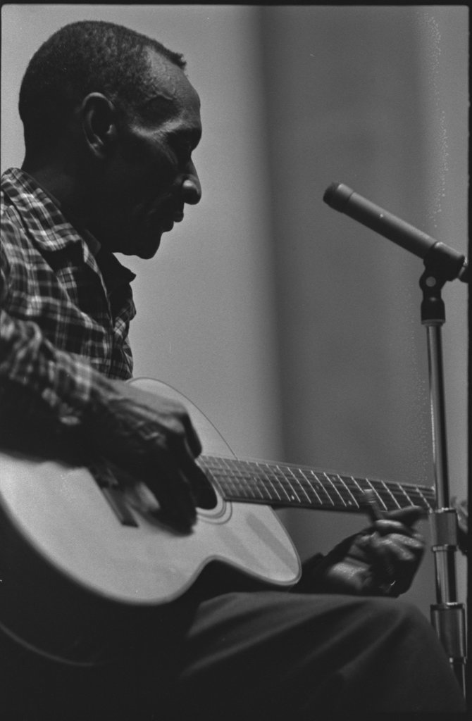Mance Lipscomb and Buell Kazee performing at the University of Chicago - Flerlage, Raeburn, 1915-2002