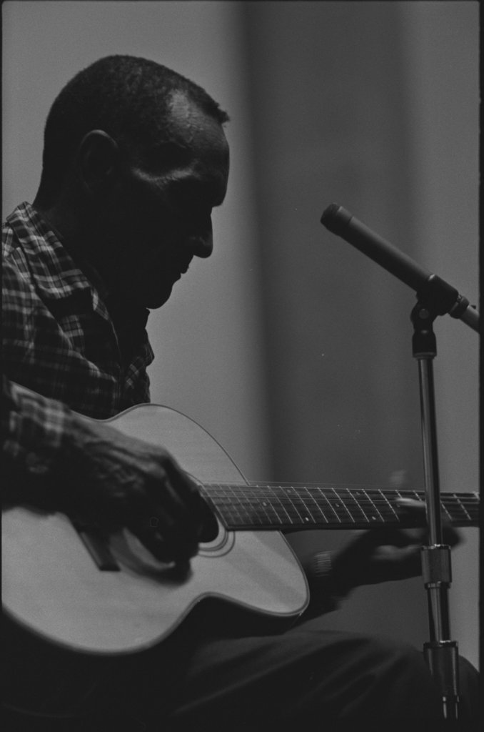 Mance Lipscomb and Buell Kazee performing at the University of Chicago - Flerlage, Raeburn, 1915-2002
