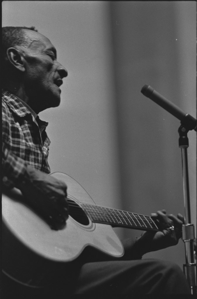 Mance Lipscomb and Buell Kazee performing at the University of Chicago - Flerlage, Raeburn, 1915-2002