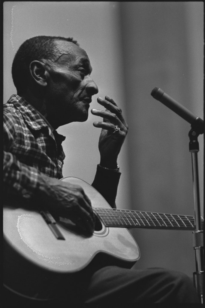 Mance Lipscomb and Buell Kazee performing at the University of Chicago - Flerlage, Raeburn, 1915-2002