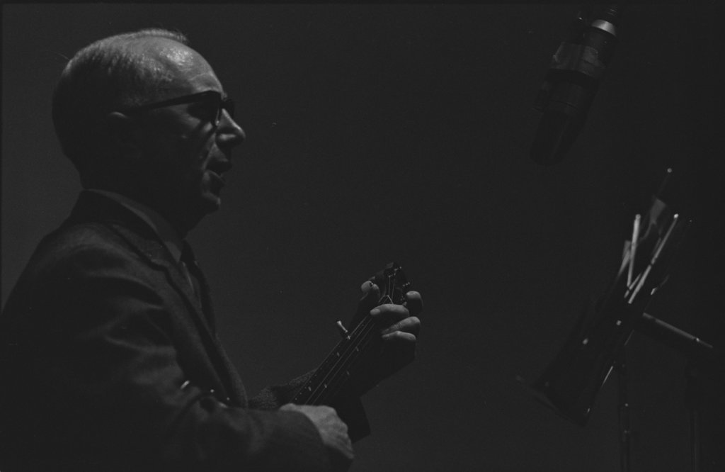 Mance Lipscomb and Buell Kazee performing at the University of Chicago - Flerlage, Raeburn, 1915-2002